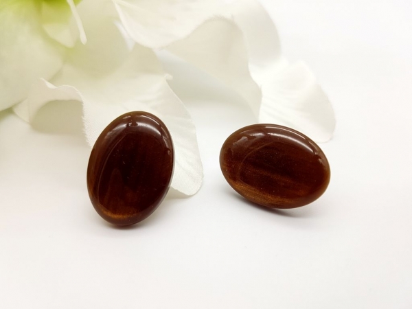 ovale, braun changierende Ohrstecker